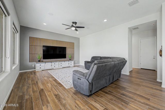 8730 W VISTA Avenue, Glendale, AZ 85305