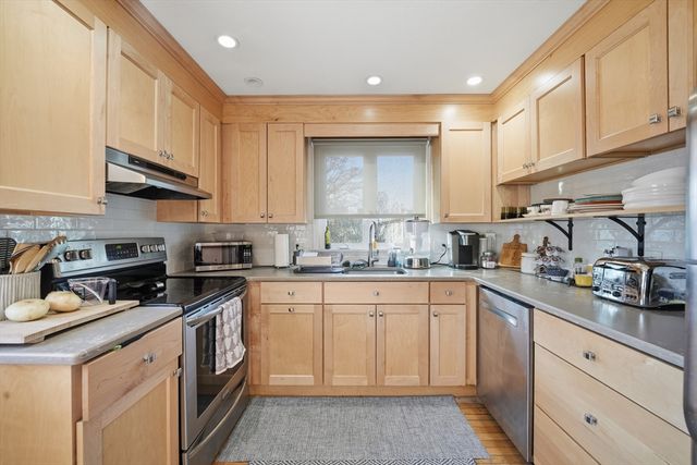 15 Hyde Ave, Chicopee, MA 01020