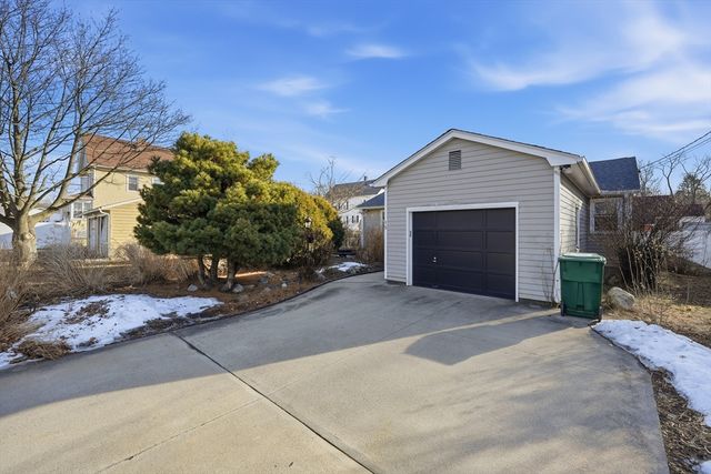 15 Hyde Ave, Chicopee, MA 01020