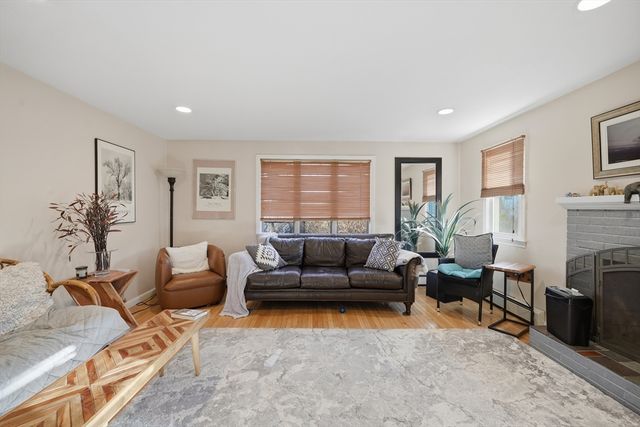 15 Hyde Ave, Chicopee, MA 01020