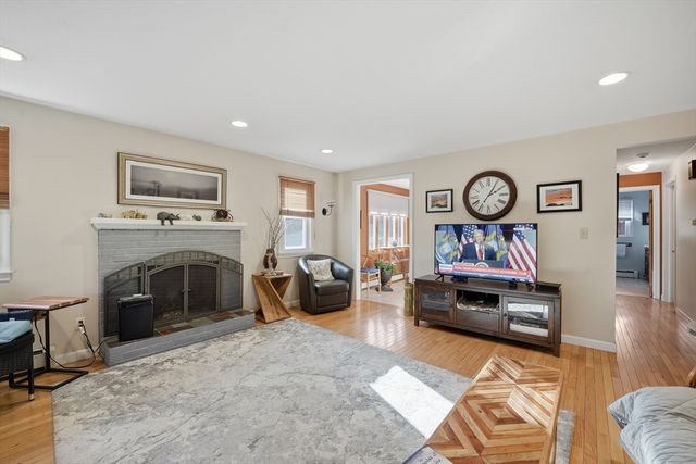 15 Hyde Ave, Chicopee, MA 01020