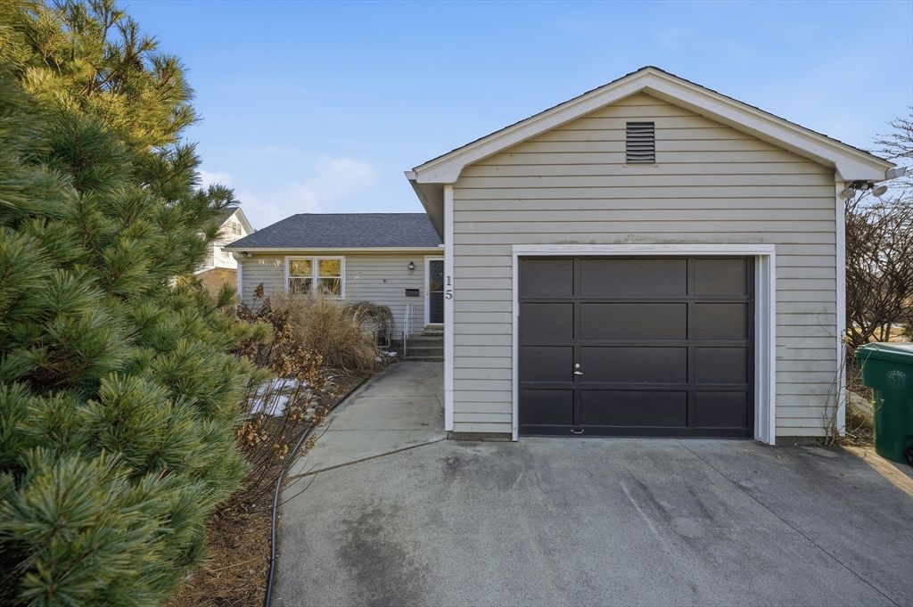 15 Hyde Ave, Chicopee, MA 01020