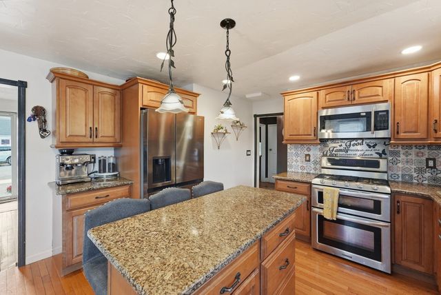 68 Alhambra Cir N, Agawam, MA 01001