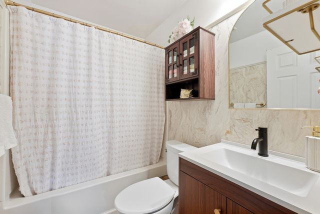 68 Alhambra Cir N, Agawam, MA 01001