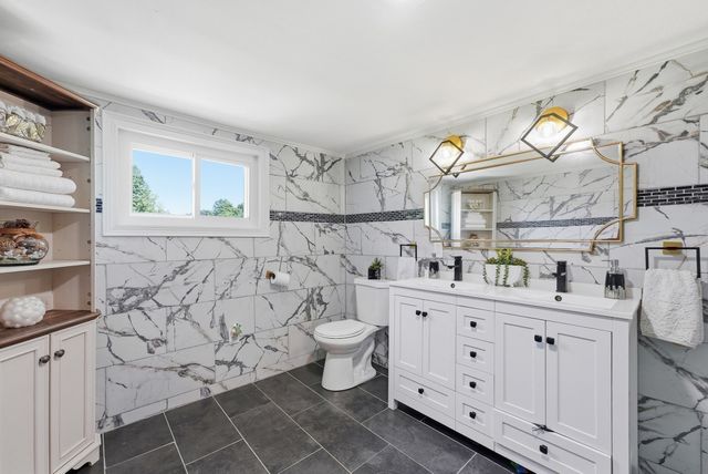 68 Alhambra Cir N, Agawam, MA 01001