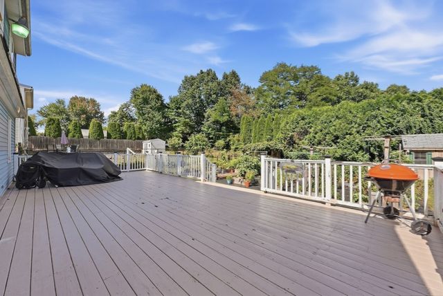 68 Alhambra Cir N, Agawam, MA 01001