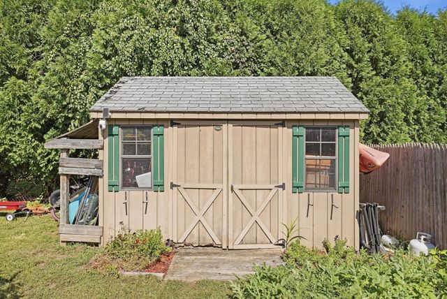 68 Alhambra Cir N, Agawam, MA 01001