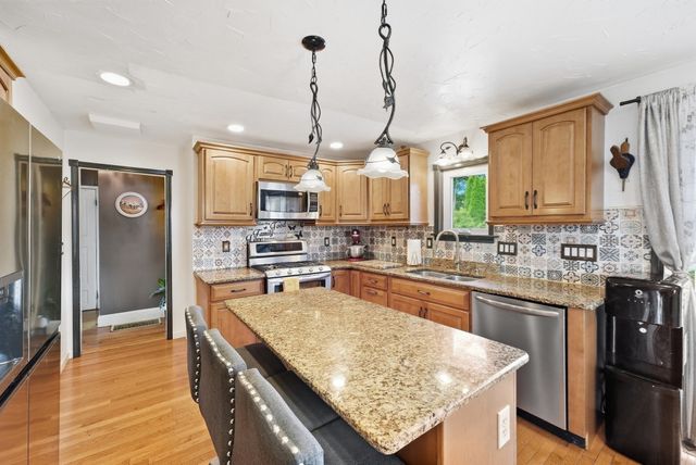 68 Alhambra Cir N, Agawam, MA 01001