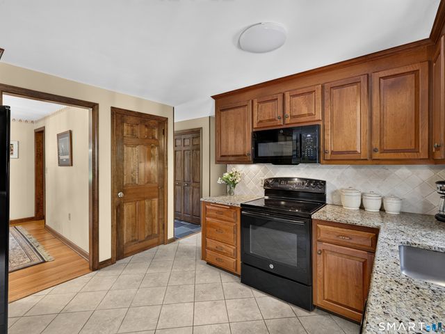 11 Kitteridge Hill Road, Old Saybrook, CT 06475