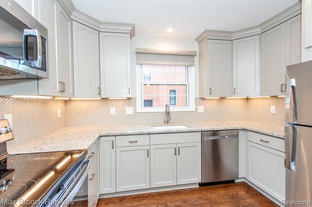 25830 Berkley Avenue, Huntington Woods, MI 48070