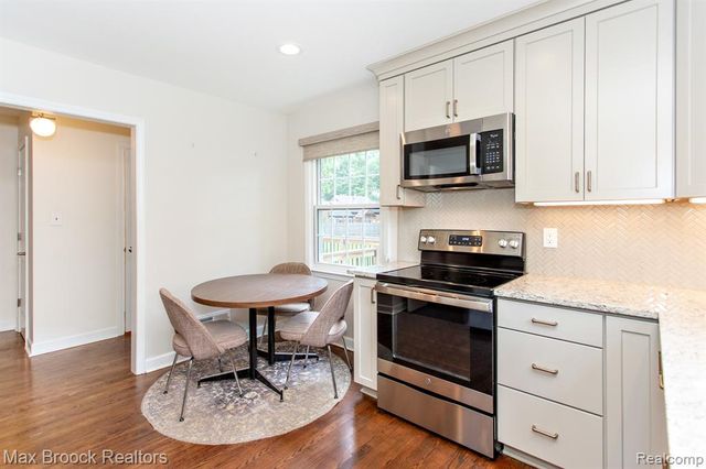 25830 Berkley Avenue, Huntington Woods, MI 48070