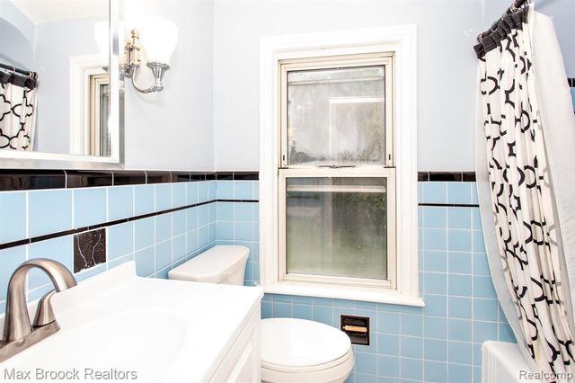 25830 Berkley Avenue, Huntington Woods, MI 48070
