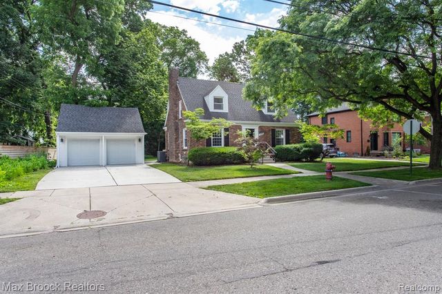 25830 Berkley Avenue, Huntington Woods, MI 48070