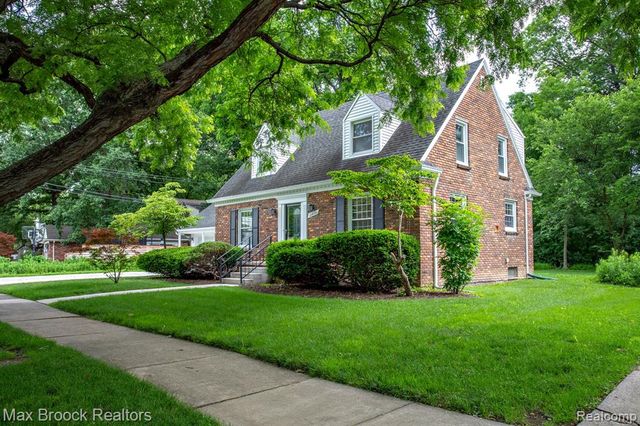 25830 Berkley Avenue, Huntington Woods, MI 48070
