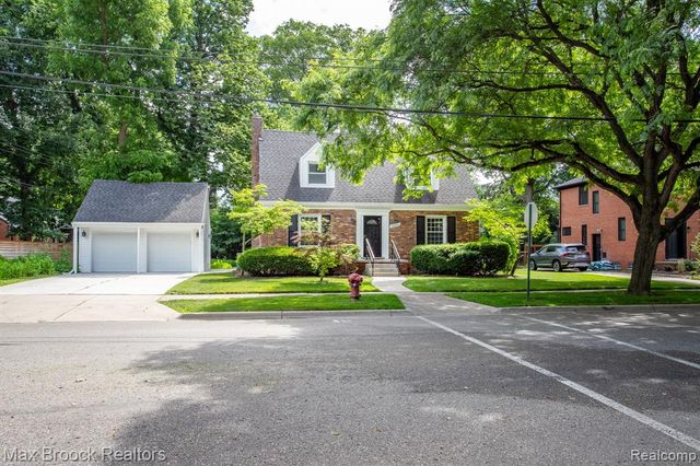25830 Berkley Avenue, Huntington Woods, MI 48070