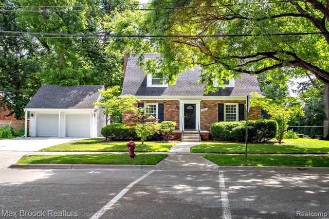 25830 Berkley Avenue, Huntington Woods, MI 48070