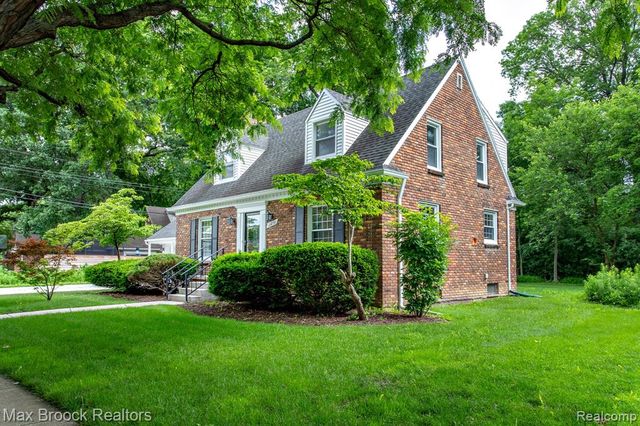 25830 Berkley Avenue, Huntington Woods, MI 48070