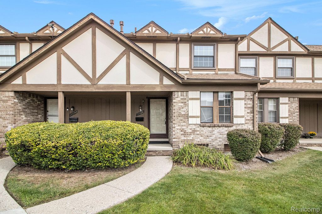 19688 Raleigh Circle S, Southfield, MI 48076