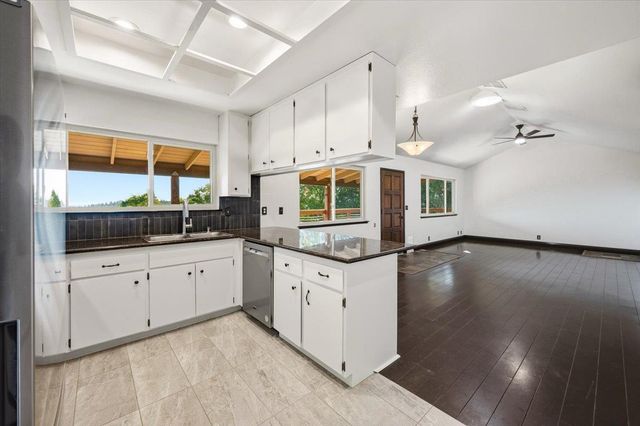 18572 Estrada Pl, Grass Valley, CA 95949