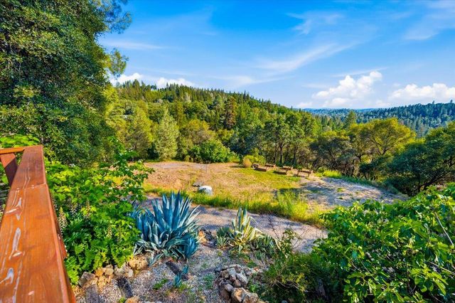 18572 Estrada Pl, Grass Valley, CA 95949