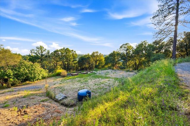 18572 Estrada Pl, Grass Valley, CA 95949