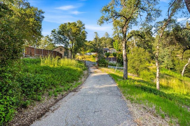 18572 Estrada Pl, Grass Valley, CA 95949