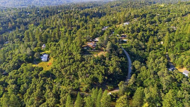18572 Estrada Pl, Grass Valley, CA 95949
