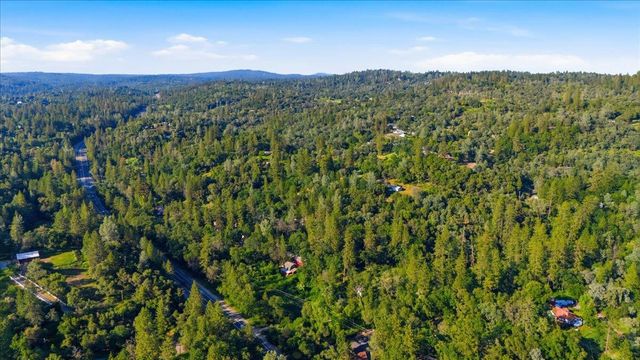 18572 Estrada Pl, Grass Valley, CA 95949