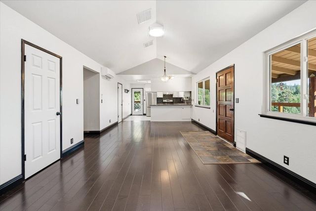 18572 Estrada Pl, Grass Valley, CA 95949