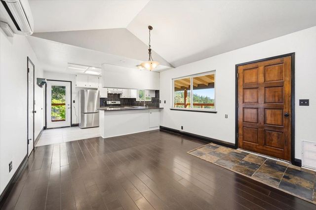 18572 Estrada Pl, Grass Valley, CA 95949