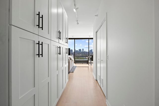 860 W Blackhawk Street 1401, Chicago, IL 60642