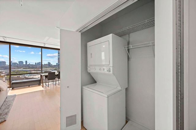 860 W Blackhawk Street 1401, Chicago, IL 60642