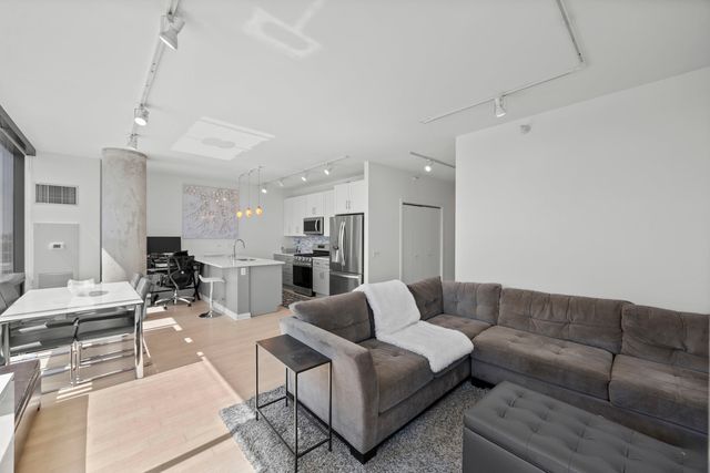 860 W Blackhawk Street 1401, Chicago, IL 60642
