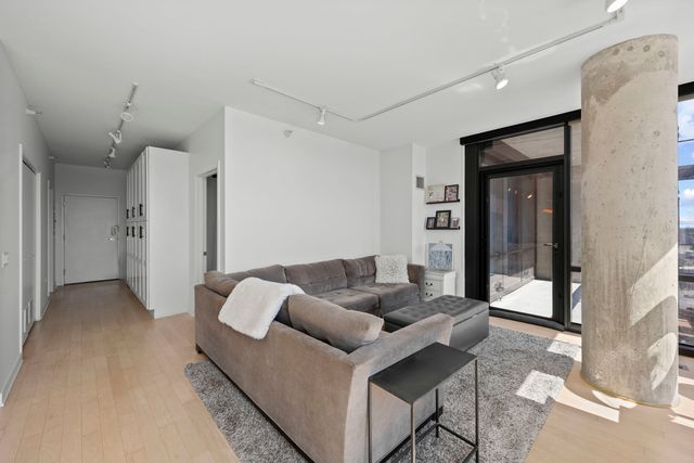 860 W Blackhawk Street 1401, Chicago, IL 60642