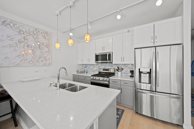 860 W Blackhawk Street 1401, Chicago, IL 60642