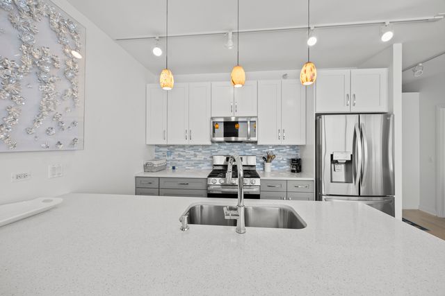 860 W Blackhawk Street 1401, Chicago, IL 60642