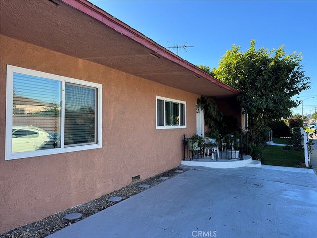 10406 San Carlos, South Gate, CA 90280