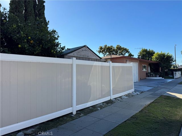 10406 San Carlos, South Gate, CA 90280