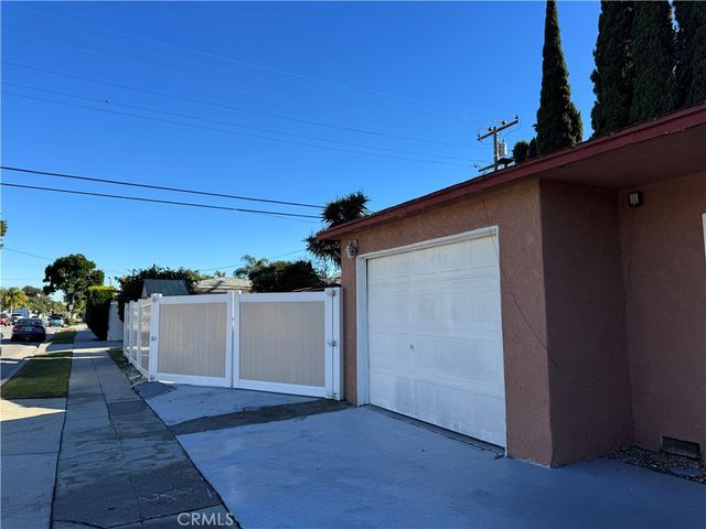 10406 San Carlos, South Gate, CA 90280