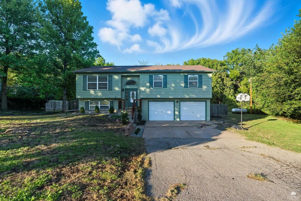 2772 Maplewood Circle, Manhattan, KS 66502