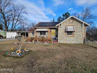 106 S Jesse James Road, Pineville, MO 64856