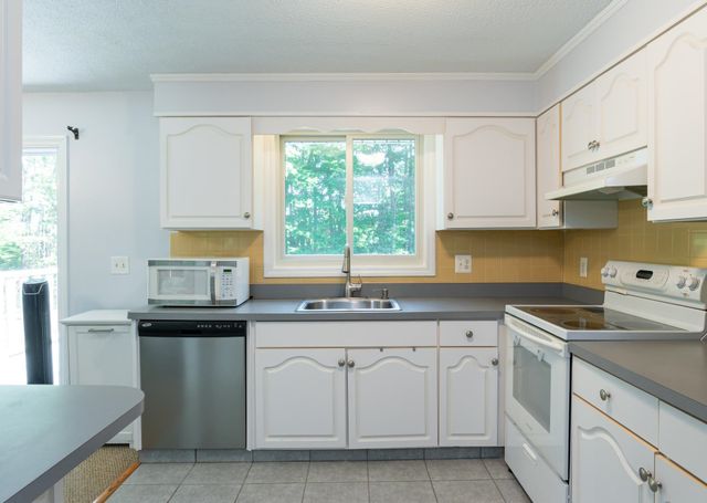 7 Currier Drive, Londonderry, NH 03053