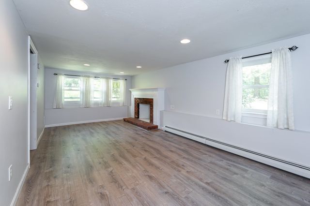 7 Currier Drive, Londonderry, NH 03053