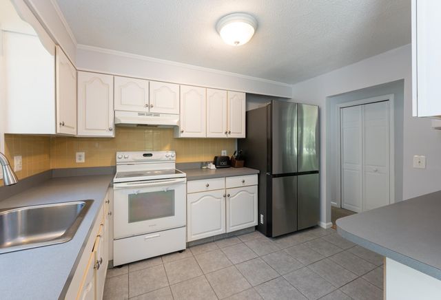 7 Currier Drive, Londonderry, NH 03053