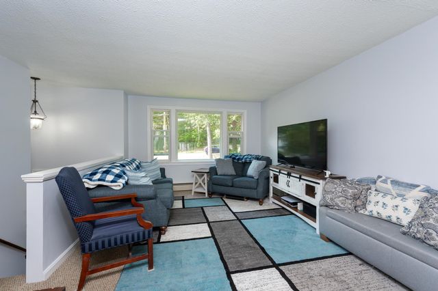 7 Currier Drive, Londonderry, NH 03053