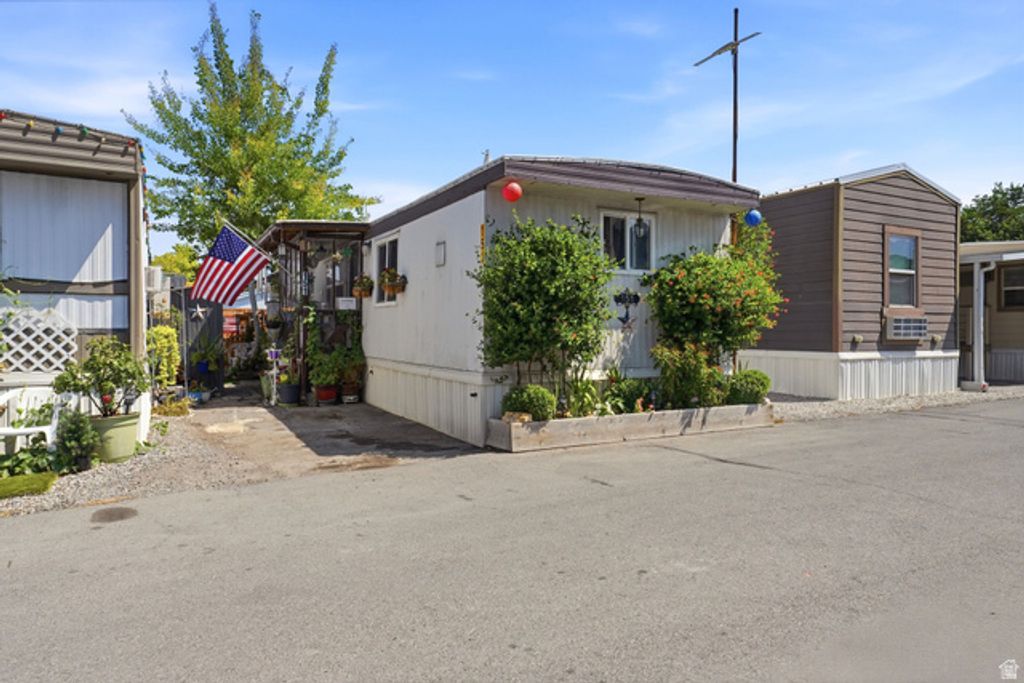 151 E HAMILTON LN, South Salt Lake, UT 84115 — photo 2