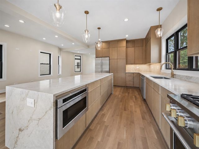 3841 N Kenneth Avenue, Chicago, IL 60641