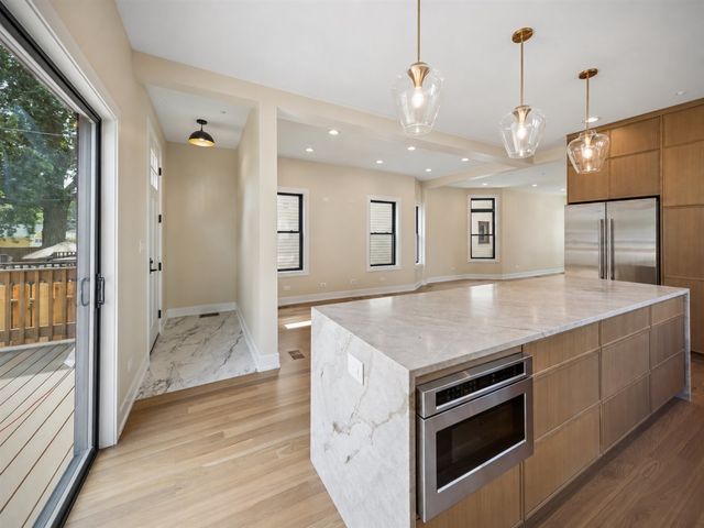3841 N Kenneth Avenue, Chicago, IL 60641