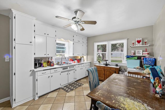 1562 Ivy Avenue E, Saint Paul, MN 55106