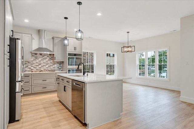 273 Hammock Pointe DR, Moneta, VA 24121